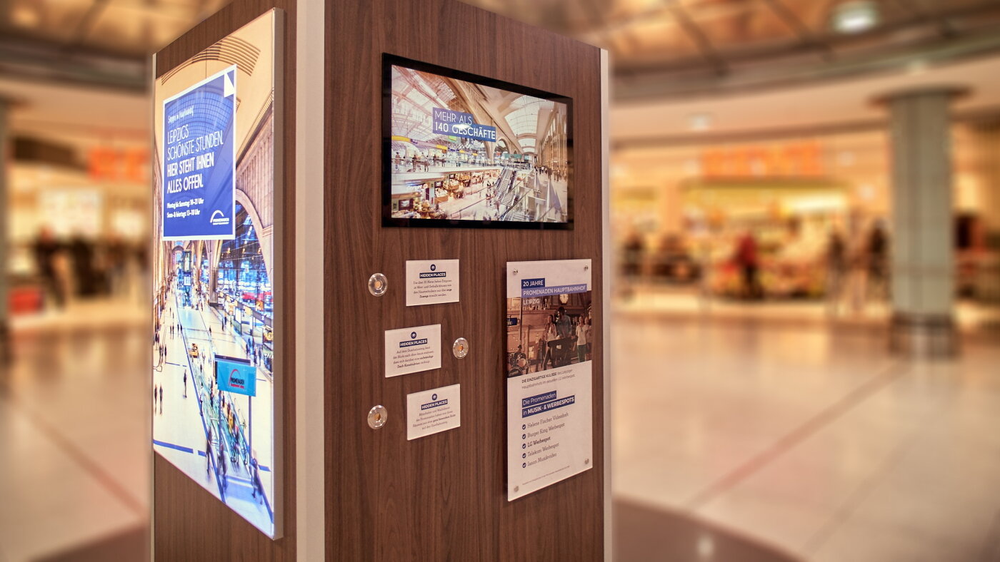 Eleganter Einbaumonitor integriert sich nahtlos in eine Mediastele von Visuelle Medien (Branche: Medien) | © Daniel Reiche, Visuelle Medien