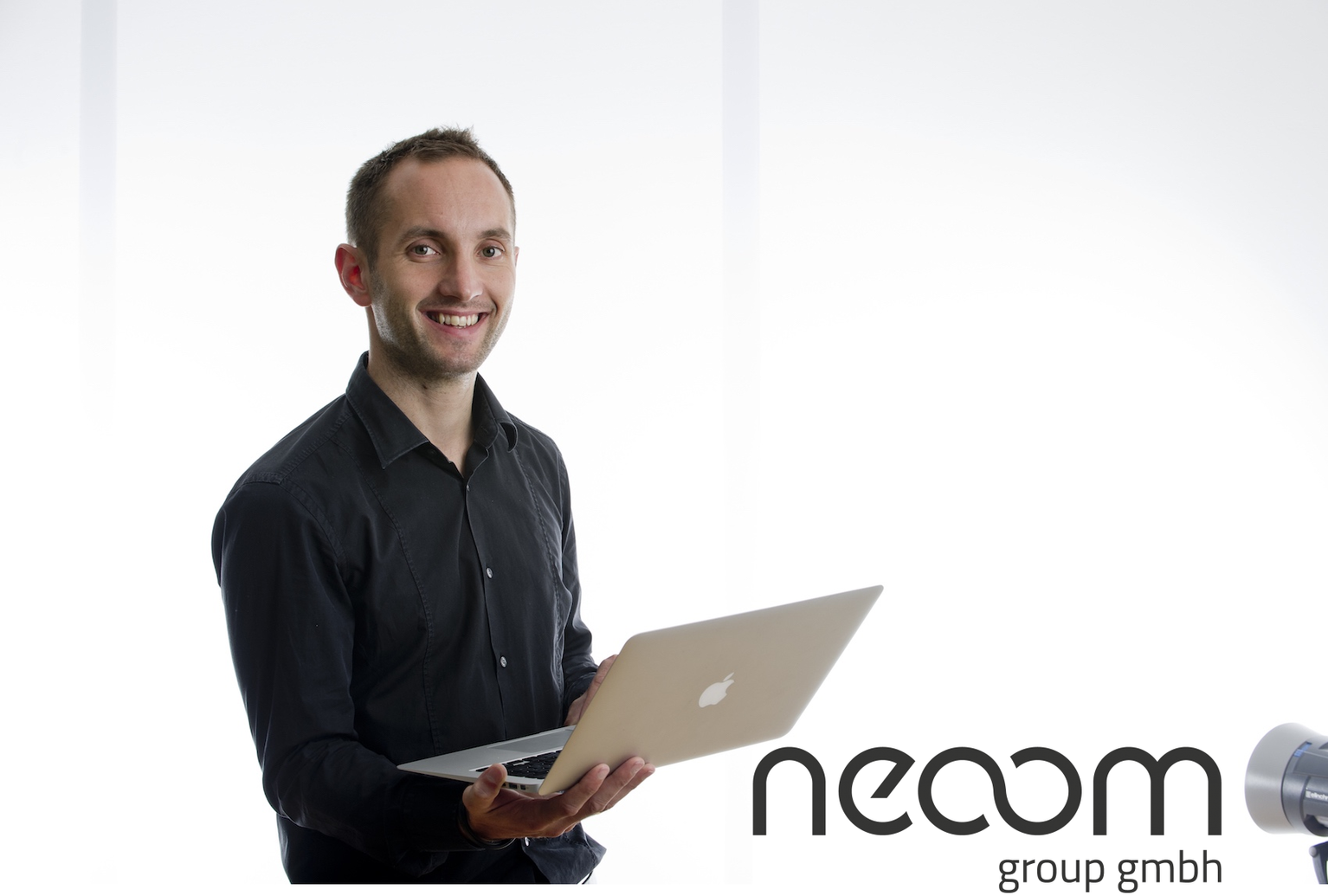 Logo des MKKA Partners neoom group gmbh, dieser setzt MIKKA Monitore zur Steuerung von Batteriespeichern in der Industrie ein | © neoom group gmbh