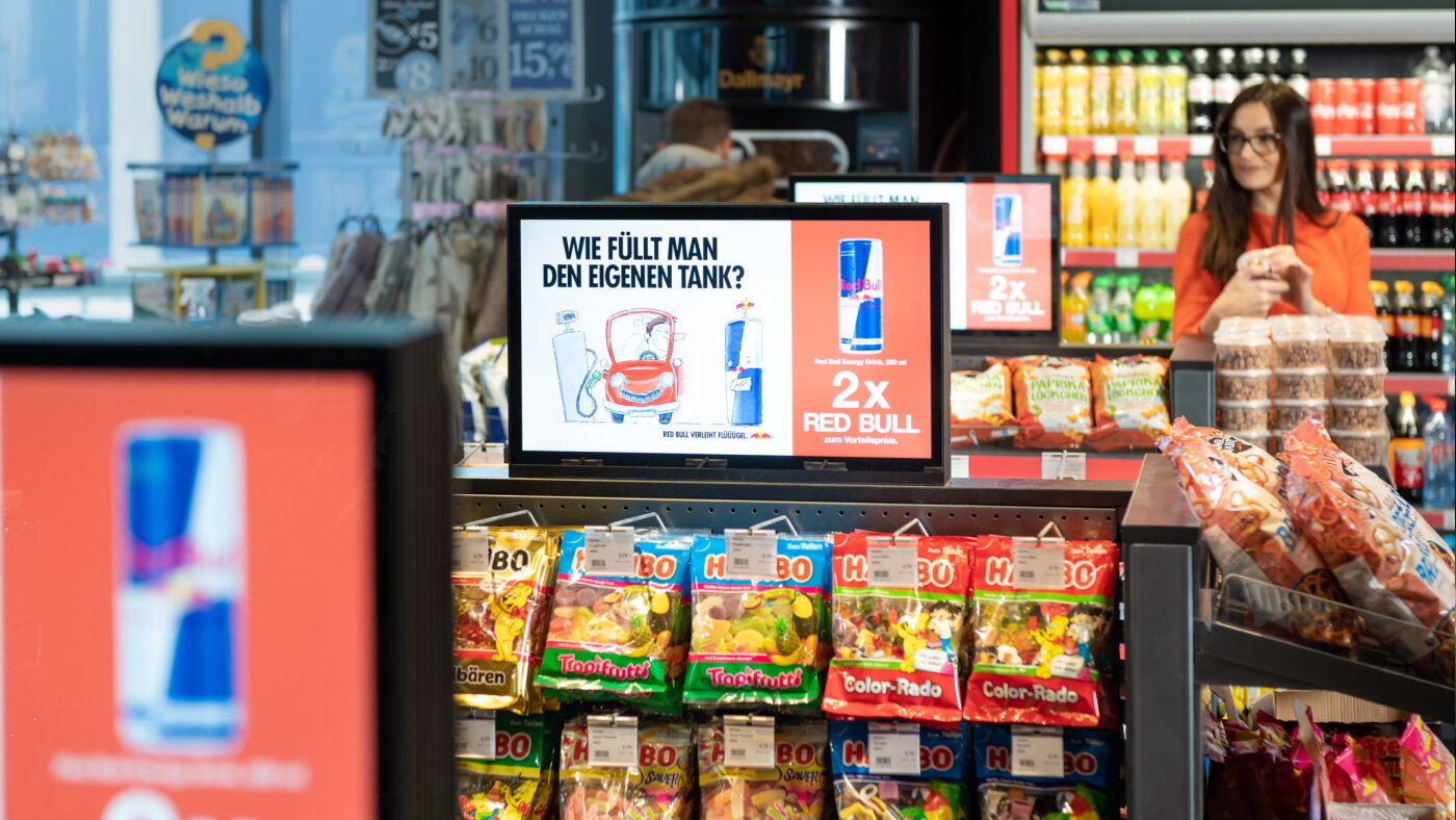 Kontrastreiche und leuchtstarke MIKKA Monitore funktionieren als digitale Werbefläche (Digital Signage) in Raststationen | © MIKKA GmbH