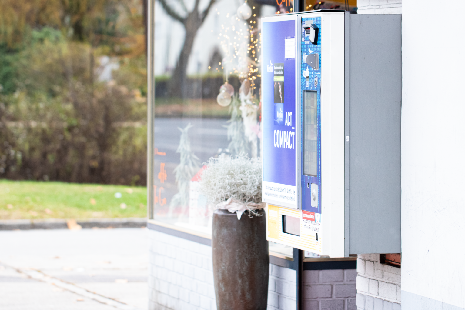 Robuster MIKKA Touchscreen Monitor trotzt Wetterextremen wie Regen, Schnee und Sonne im Automatenbau (Branche: Tabak) | © MIKKA GmbH