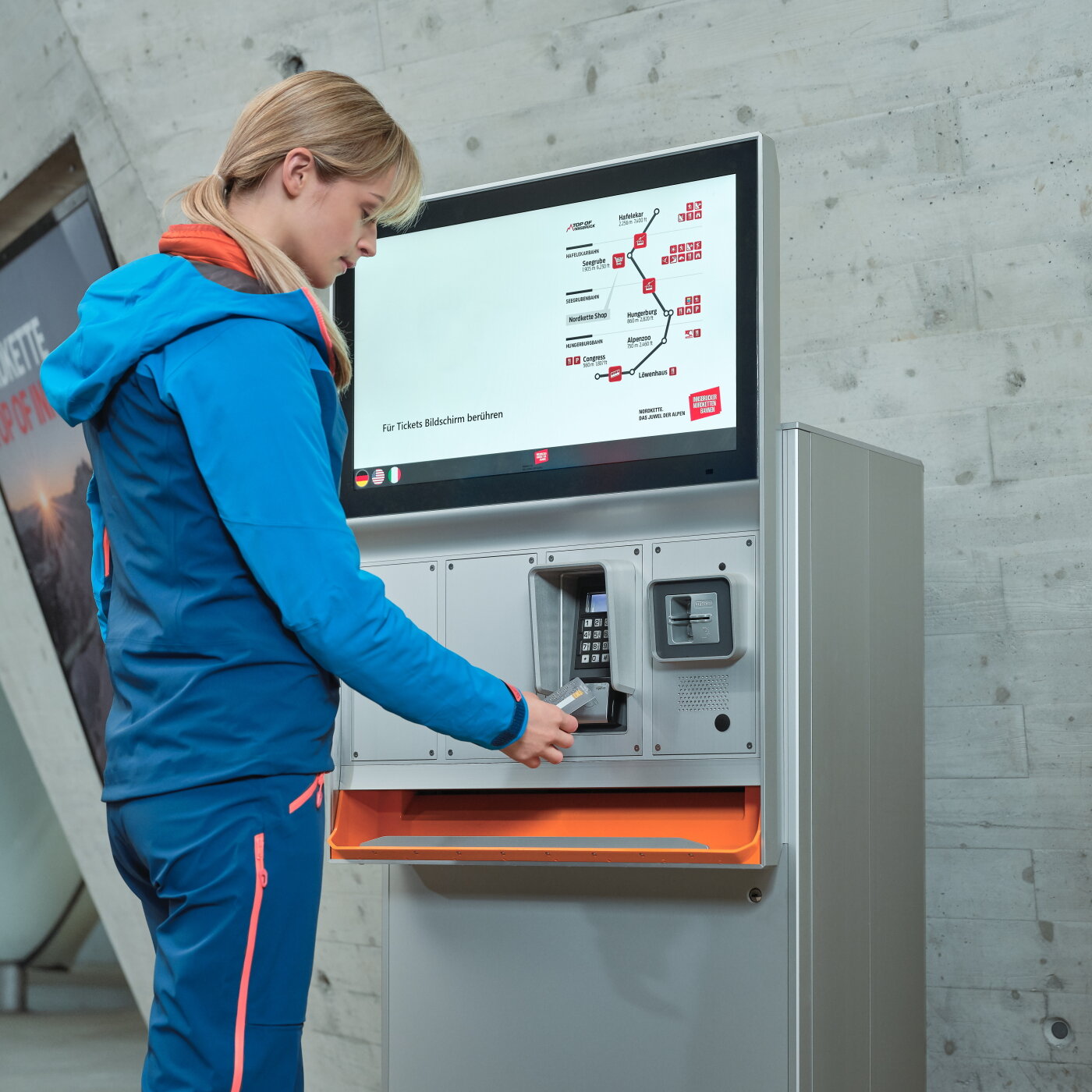 Individuell entwickelter und gebauter MIKKA Monitor integriert sich nahtlos in den Ticketautomat der Axess Ag  | © Axess AG