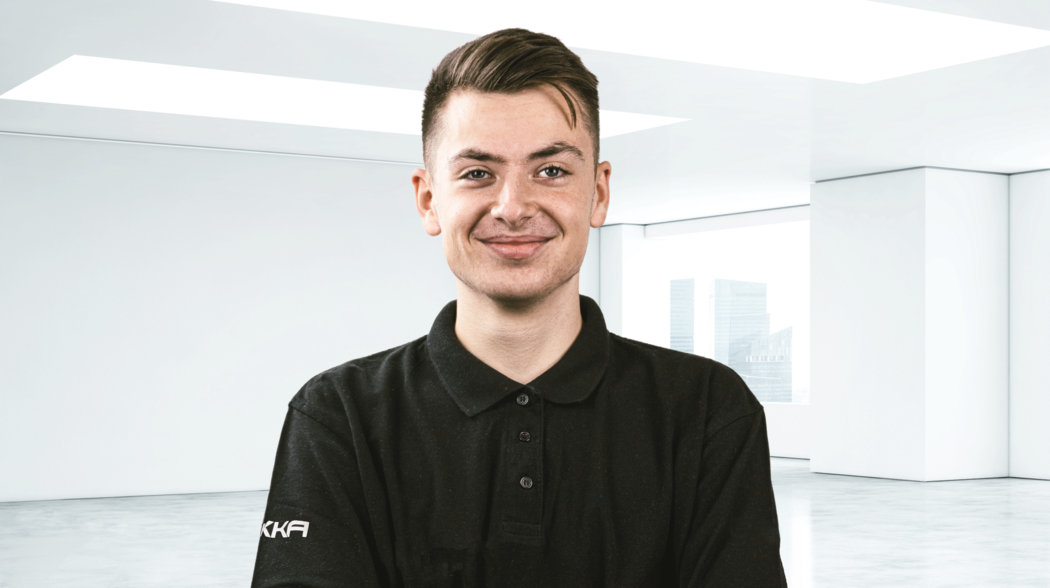 MIKKA Lehrling Damian führt technische Assembling Aufgaben in der Produktion | © MIKKA GmbH