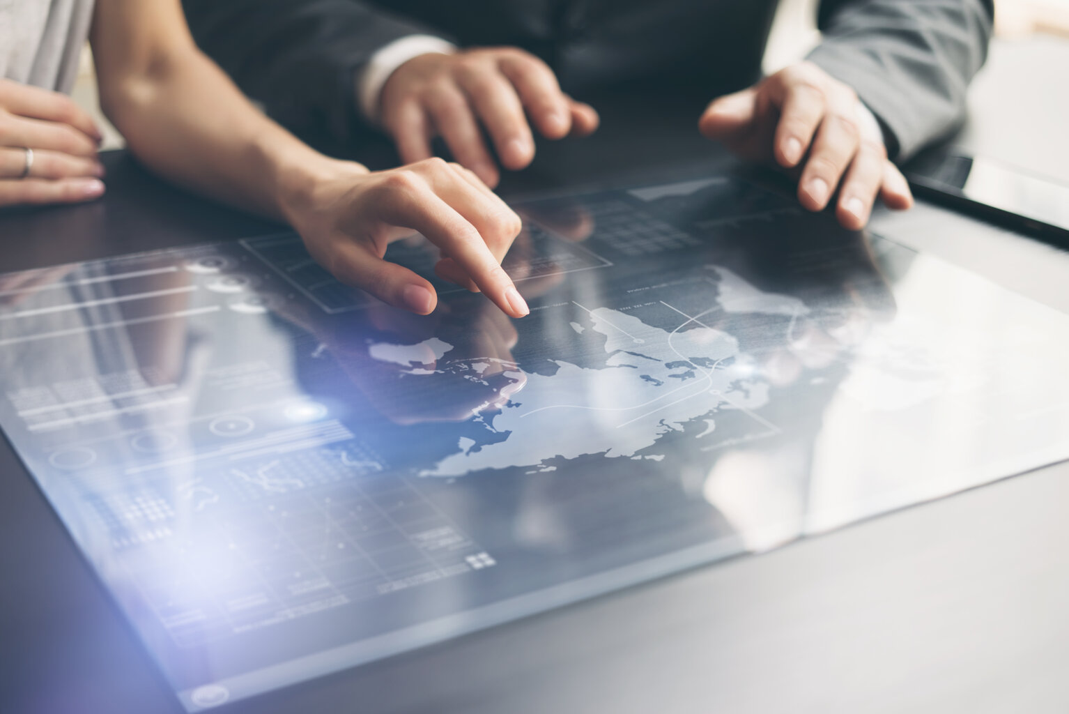 MIKKA Multitouch Monitore erfassen mehrere Berührungen gleichzeitig, z.B. als Kooperationslösung im Meeting- oder Konferenzraum (Büro)