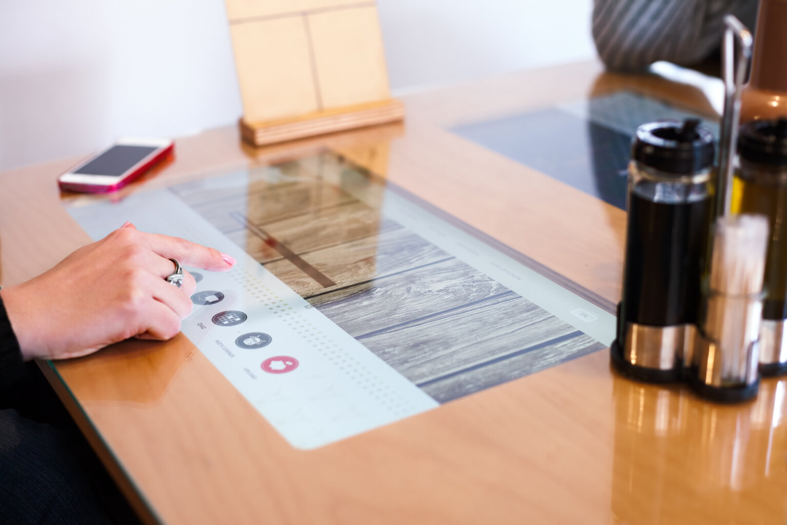 MIKKA Touchscreen All-In-One Monitore werden als digitale Speisekarten und Bestellungen in Tischen von Restaurants (Gastronomie) genutzt