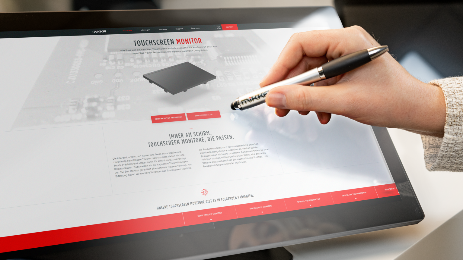 MIKKA Multitouch Desktop Monitor vereinfacht das Arbeiten im Büro, Konferenzraum oder Verkaufsraum | © MIKKA GmbH