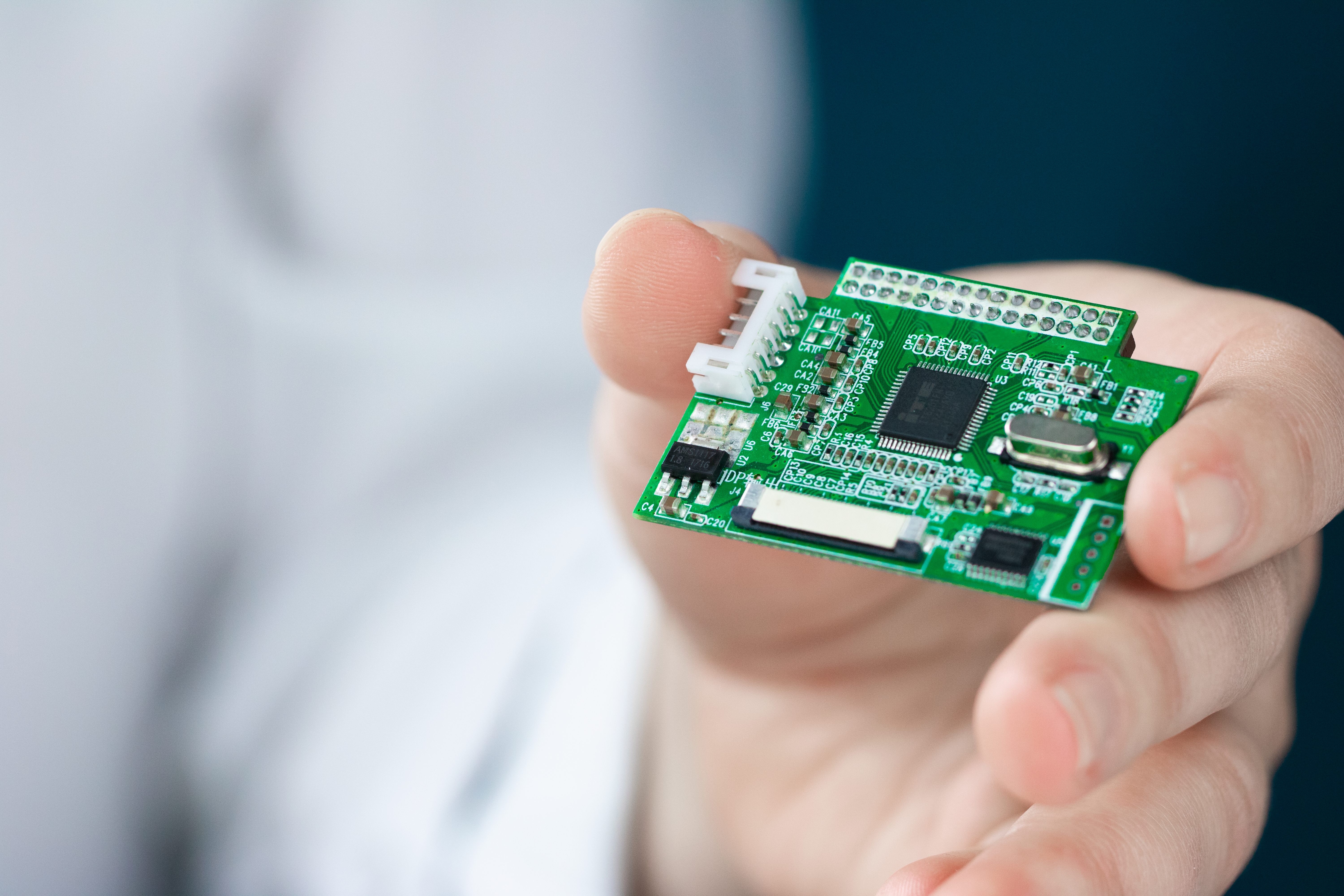 Sensoren zur Steuerung der Monitoreinstellungen via Künstlicher Intelligenz (KI) | © MIKKA GmbH Sensoren zur Steuerung der Einstellungen von MIKKA Monitoren via Künstlicher Intelligenz (KI) | © MIKKA GmbH